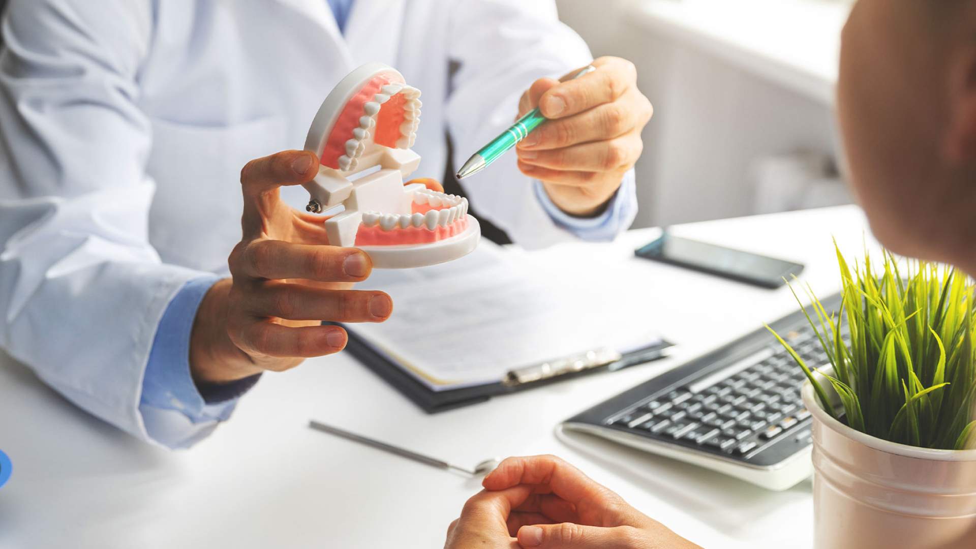 consultorio clinico dental, paciendo siendo atendido